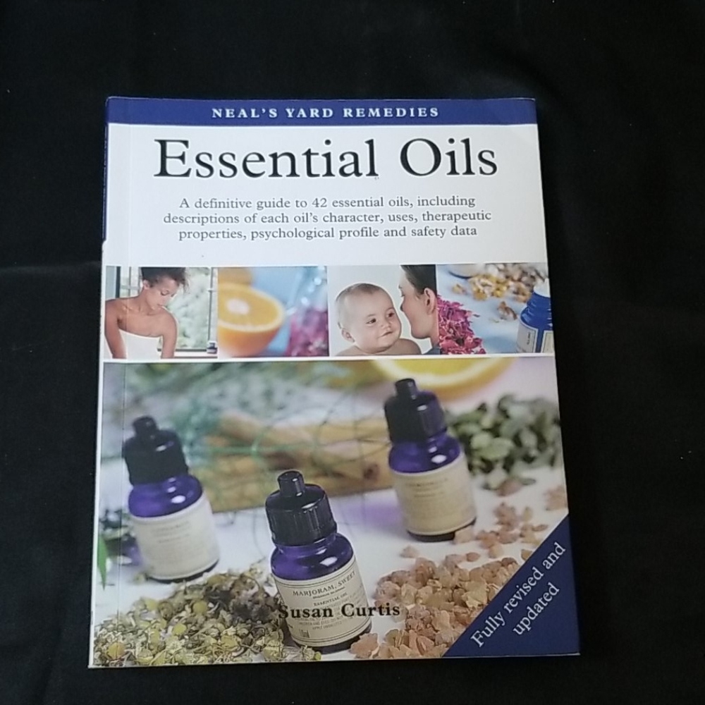 📗ESSENTIAL OILS BOOK - Picture 2 of 9